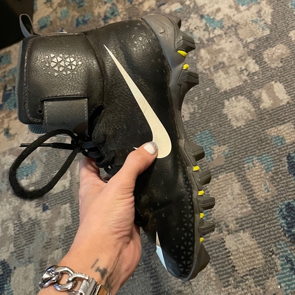 🏈 Boys Nike Force Savage Shark Football Cleats - Size 6Y - Picture 2 of 4